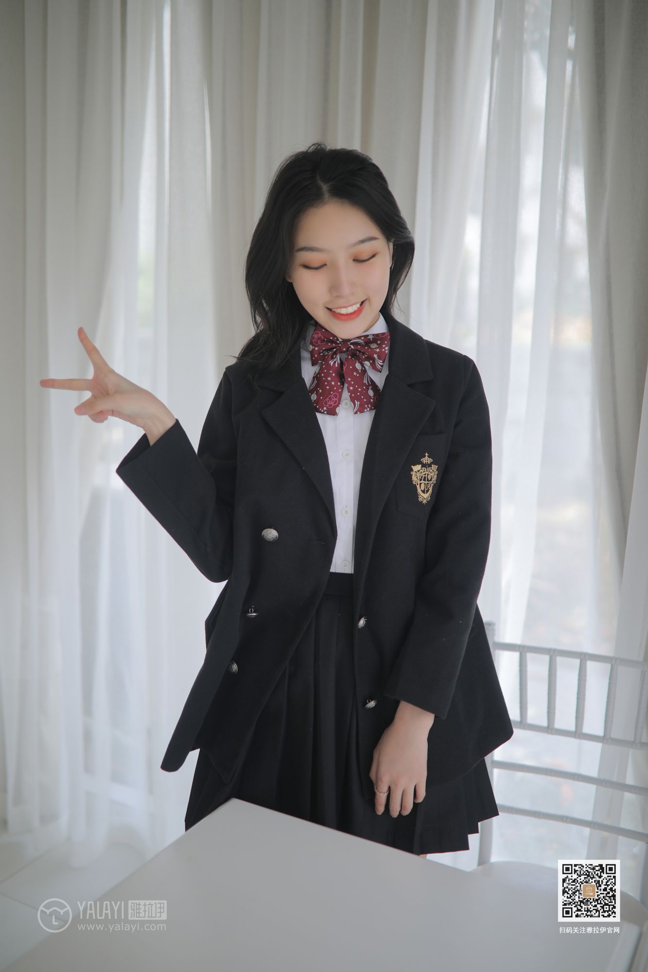 YALAYI雅拉伊性感美女白璐校服装扮修长美腿毕业季套图