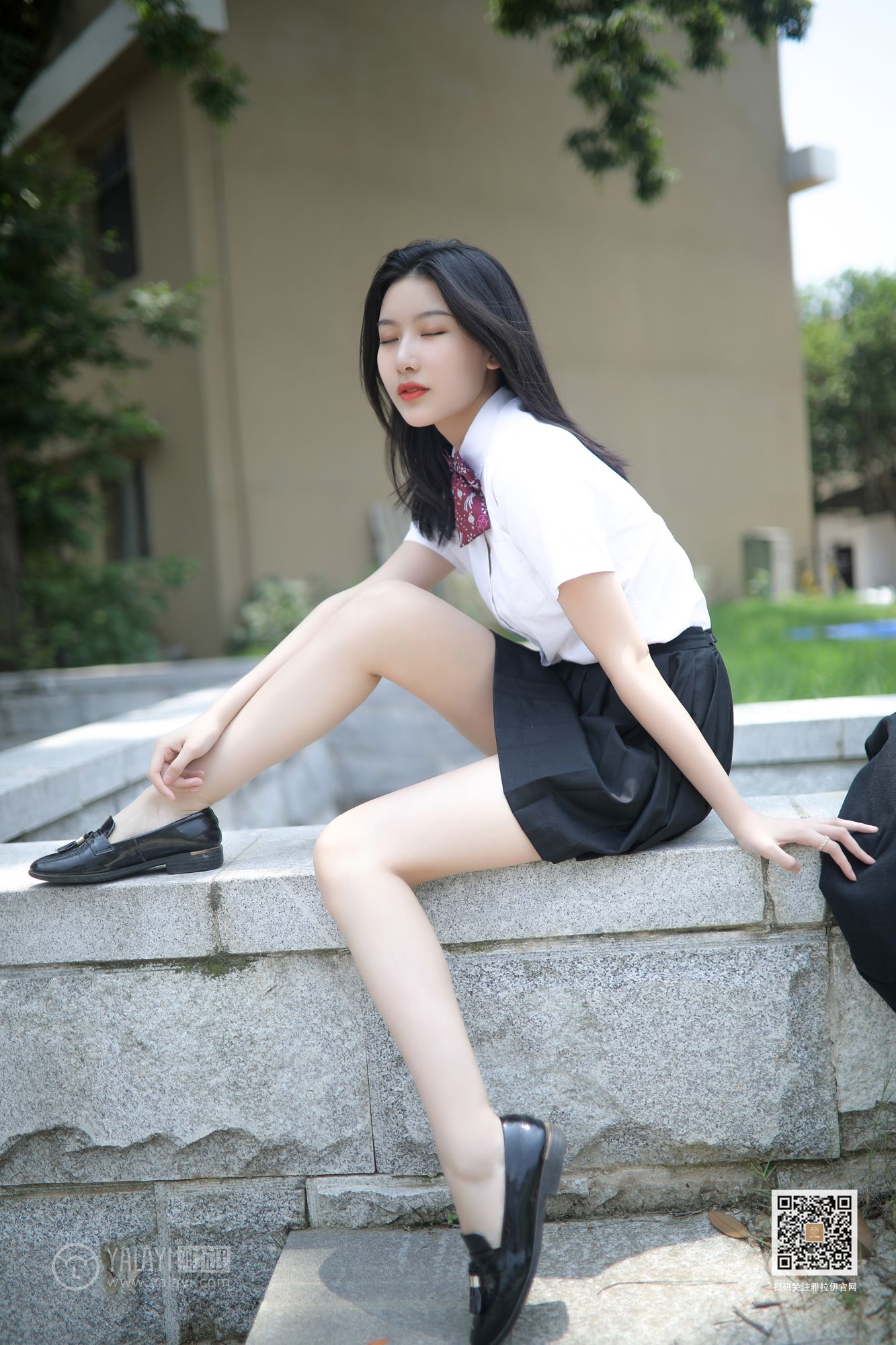 YALAYI雅拉伊性感美女白璐校服装扮修长美腿毕业季套图