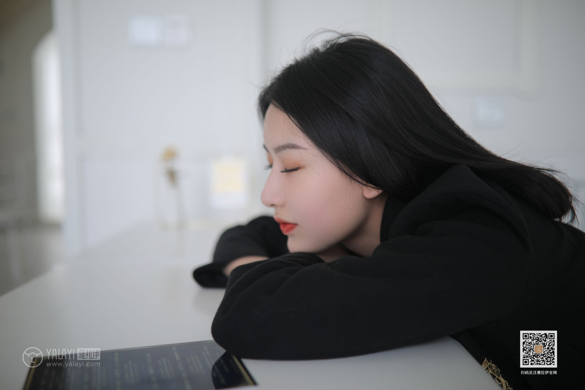 YALAYI雅拉伊性感美女白璐校服装扮修长美腿毕业季套图