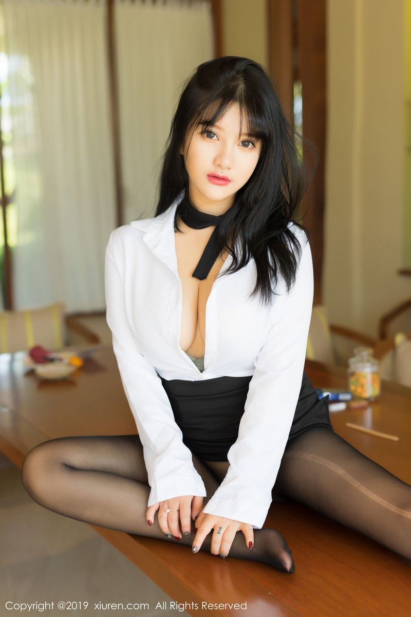 秀人网性感女神小尤奈黑丝美腿童颜巨乳秘书装扮越南旅拍