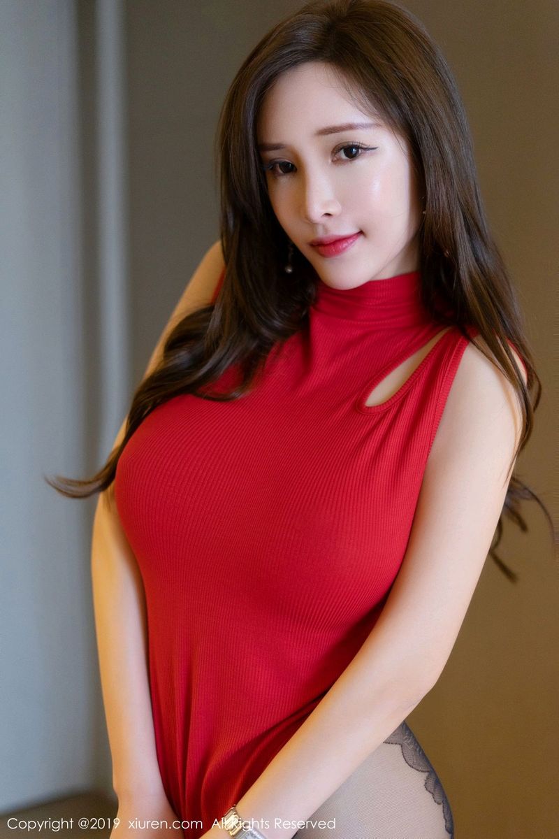 秀人网性感女神周妍希黑丝美腿惹火身段媚态十足心愿旅拍