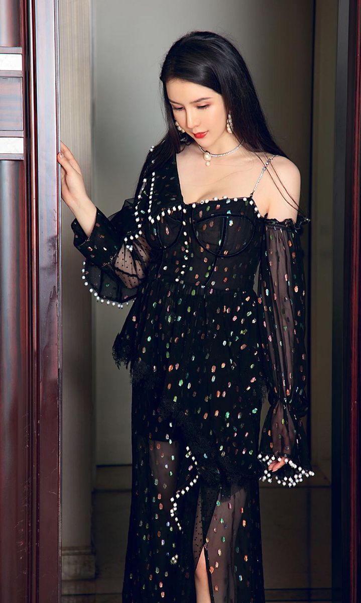 尤果网美女模特李丽莎黑色长裙白皙美胸迷人诱惑私房写真