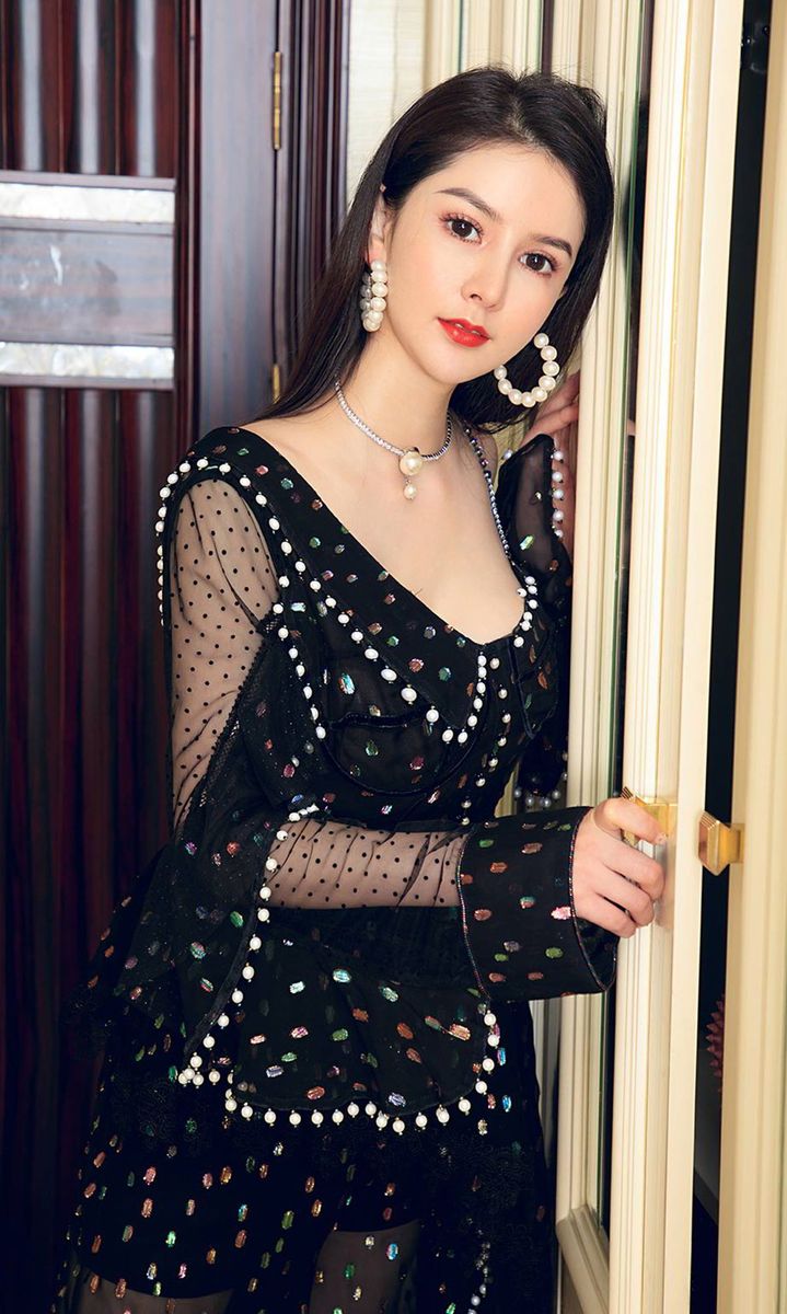 尤果网美女模特李丽莎黑色长裙白皙美胸迷人诱惑私房写真