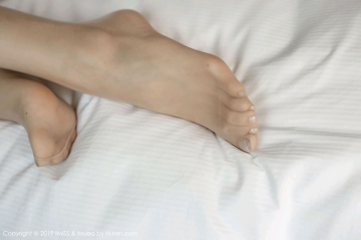 帆帆情趣圆床上的肉丝美腿