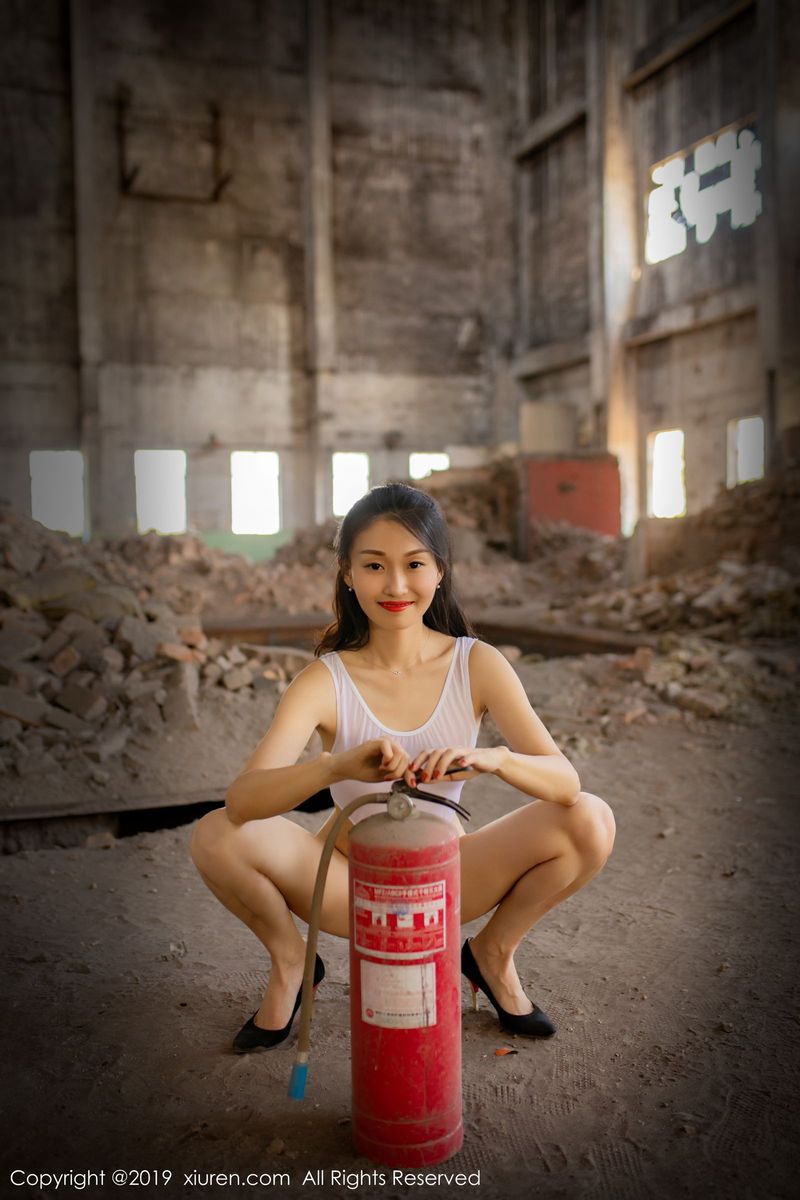 秀人网美女模特狐小妖Baby曼妙身材狂野魅惑厂房性感外拍