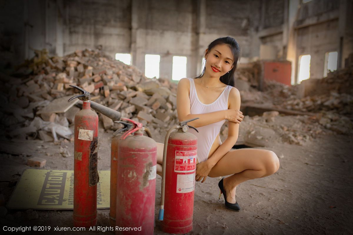 秀人网美女模特狐小妖Baby曼妙身材狂野魅惑厂房性感外拍