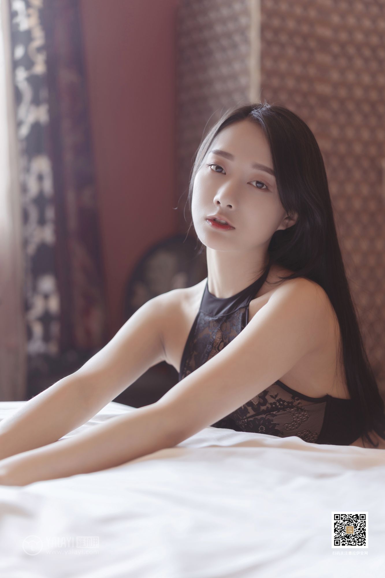 YALAYI雅拉伊美女模特何嘉颖情趣内衣眼含春水媚态风情写真
