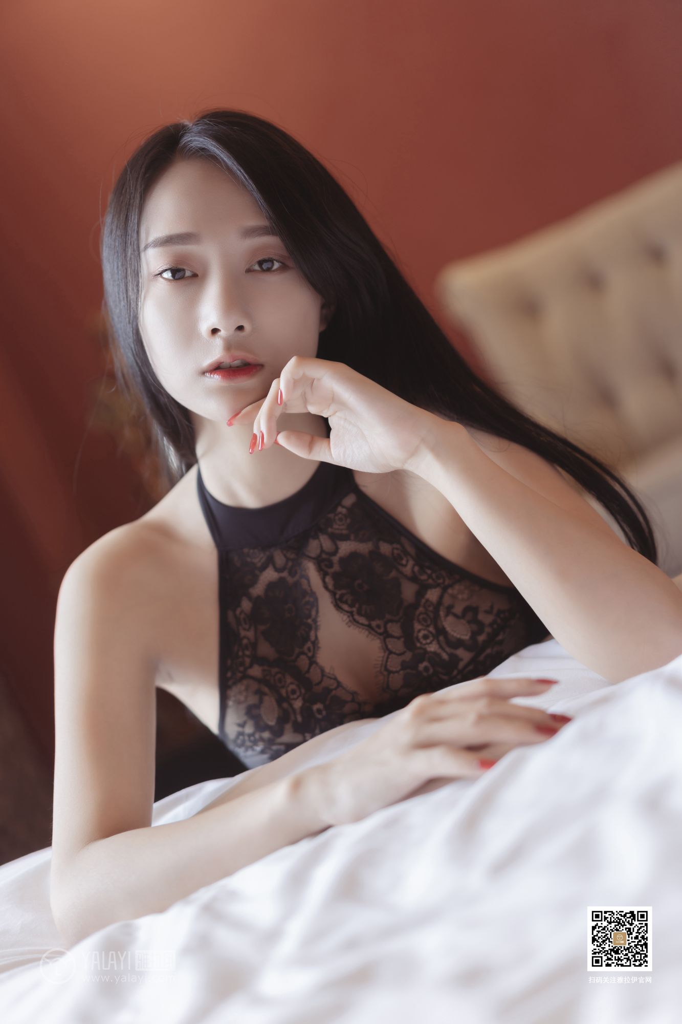 YALAYI雅拉伊美女模特何嘉颖情趣内衣眼含春水媚态风情写真