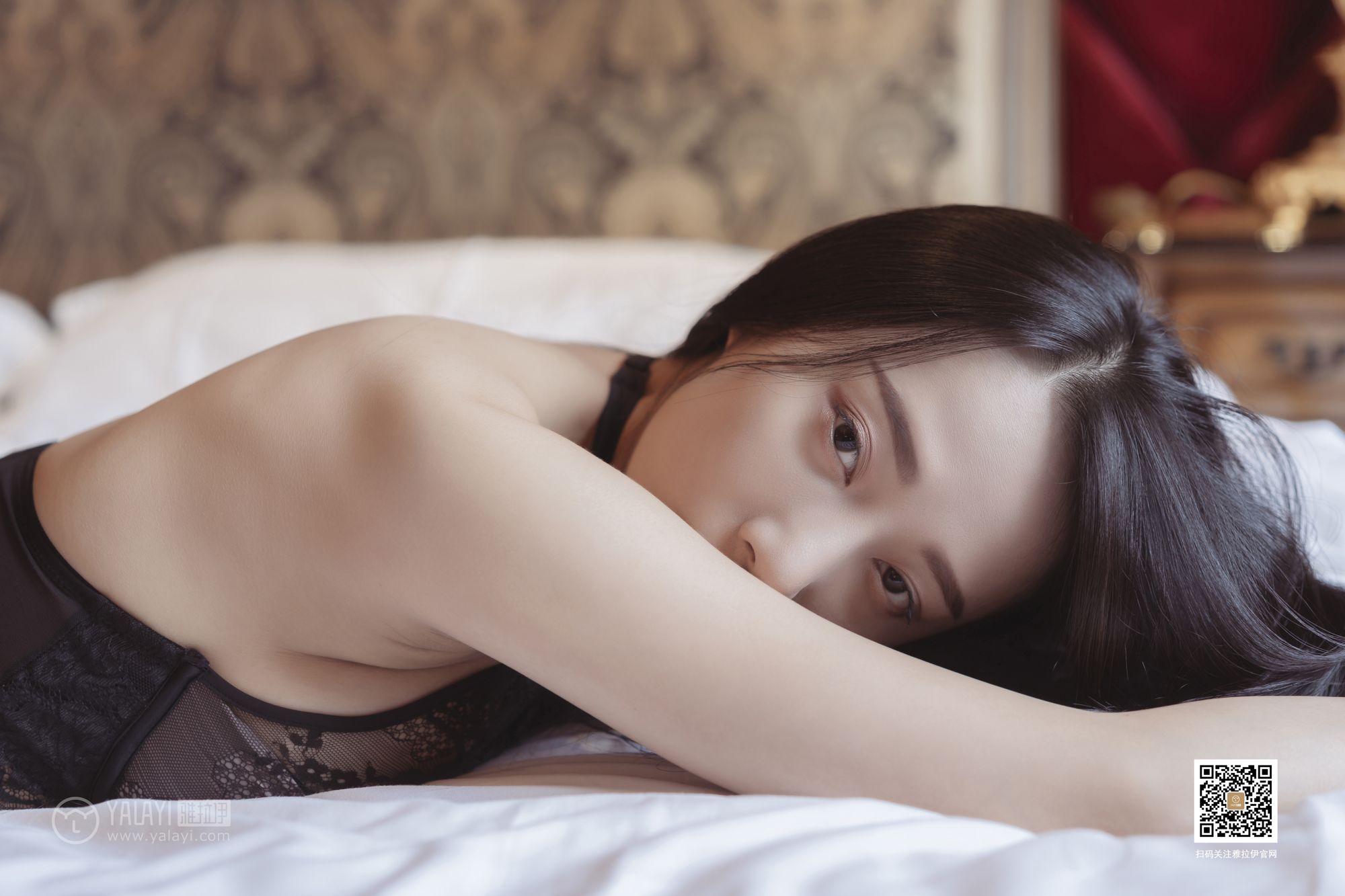 YALAYI雅拉伊美女模特何嘉颖情趣内衣眼含春水媚态风情写真