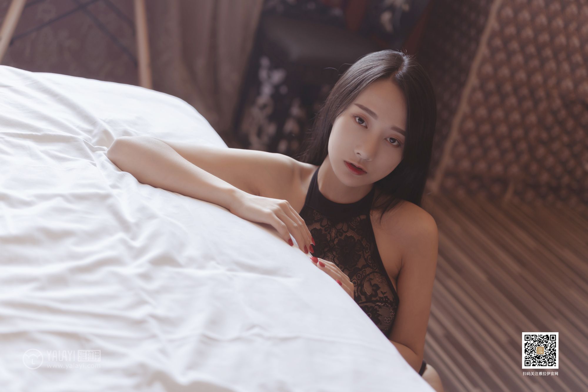 YALAYI雅拉伊美女模特何嘉颖情趣内衣眼含春水媚态风情写真