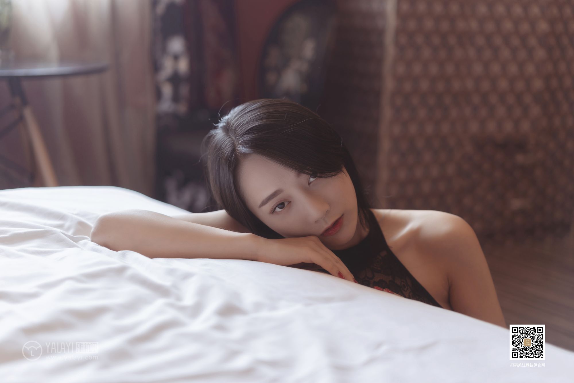 YALAYI雅拉伊美女模特何嘉颖情趣内衣眼含春水媚态风情写真