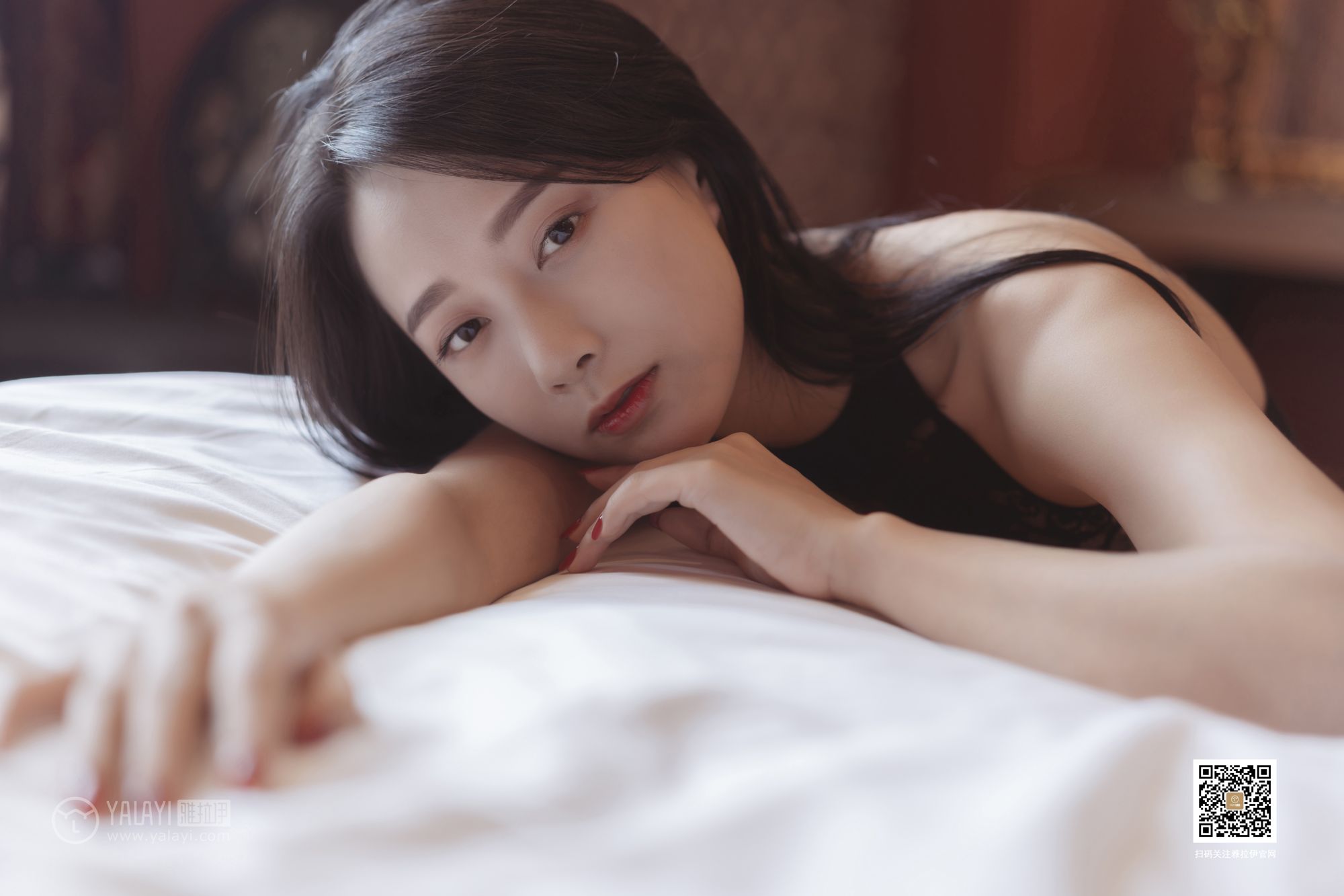 YALAYI雅拉伊美女模特何嘉颖情趣内衣眼含春水媚态风情写真