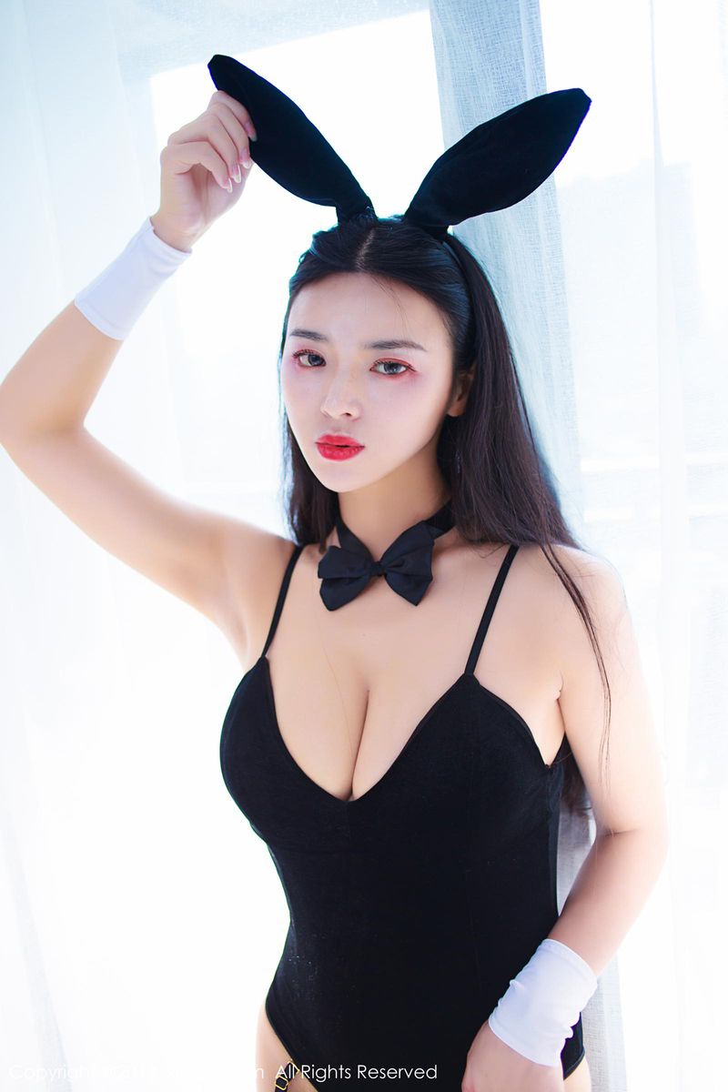 秀人网新人模特金静熙兔女郎内衣装扮身材凹凸热辣套图