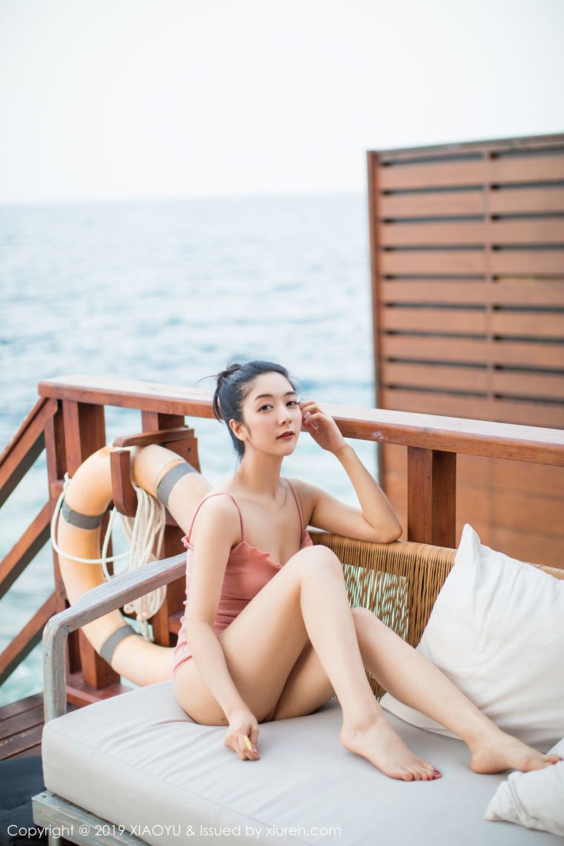 语画界性感女神小热巴Angela粉色吊裙户外泳池马尔代夫旅拍