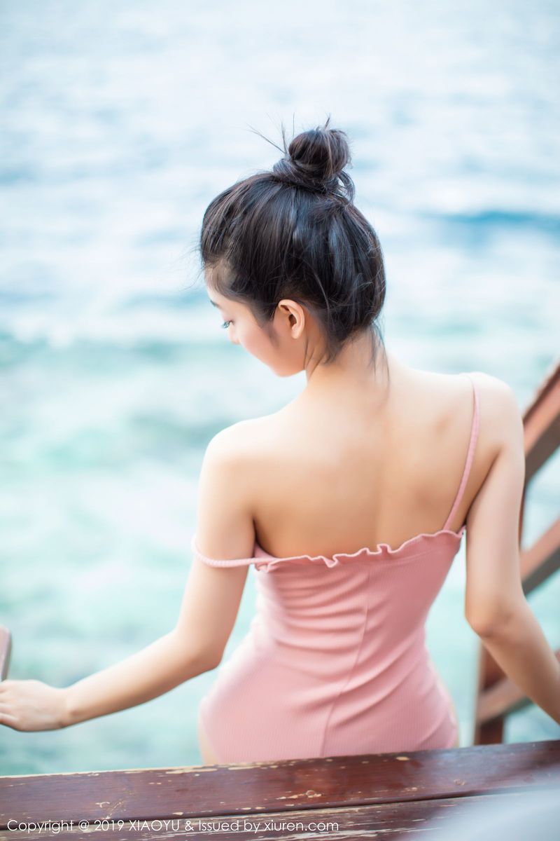 语画界性感女神小热巴Angela粉色吊裙户外泳池马尔代夫旅拍