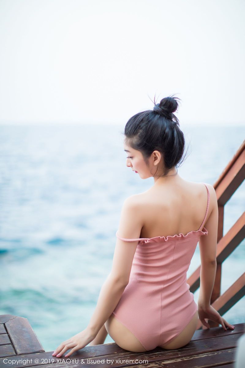 语画界性感女神小热巴Angela粉色吊裙户外泳池马尔代夫旅拍