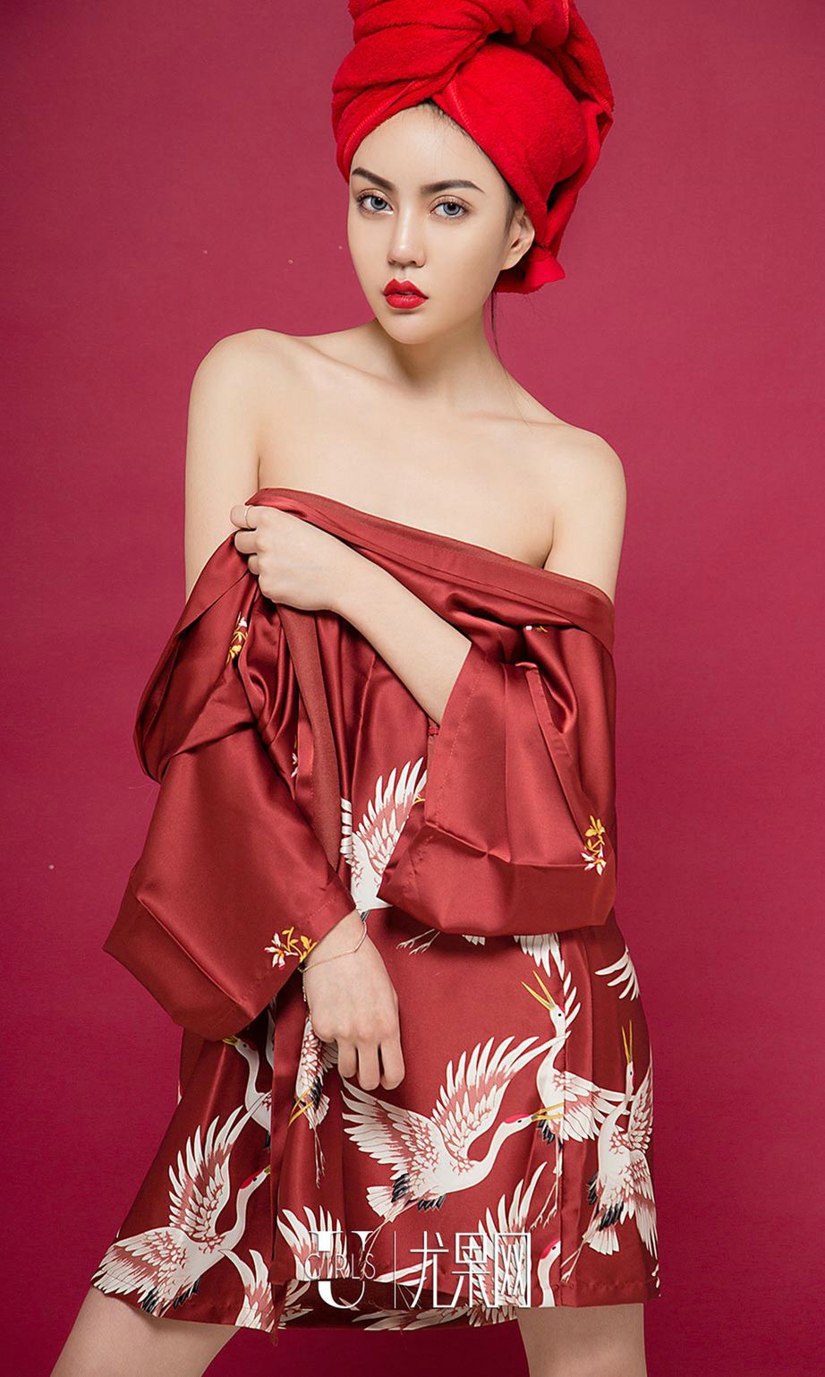 尤果网美女模特明娜大红连体衣修长美腿女神范性感写真