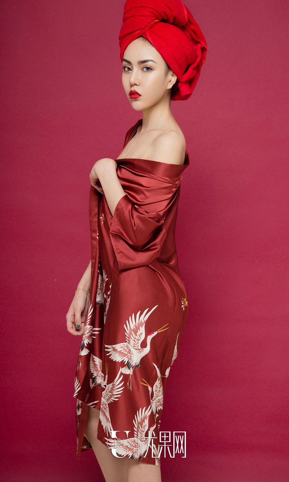 尤果网美女模特明娜大红连体衣修长美腿女神范性感写真