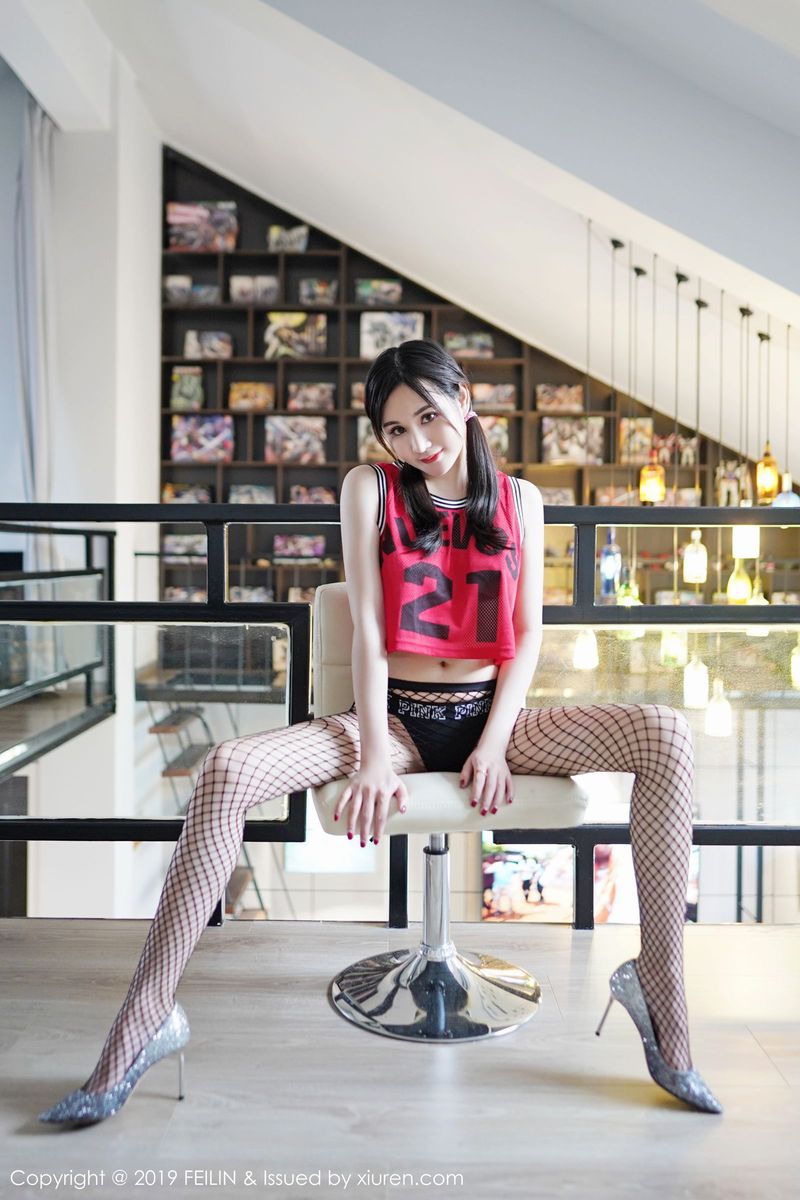 嗲囡囡美女模特Miki米雪儿黑丝网袜粉色情趣内衣性感写真