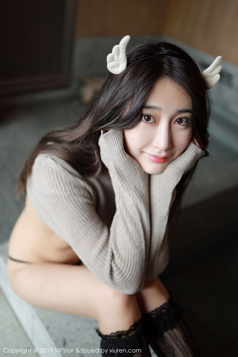 模范学院性感美女Betty林子欣黑丝美腿毛衣与筒袜日本旅拍