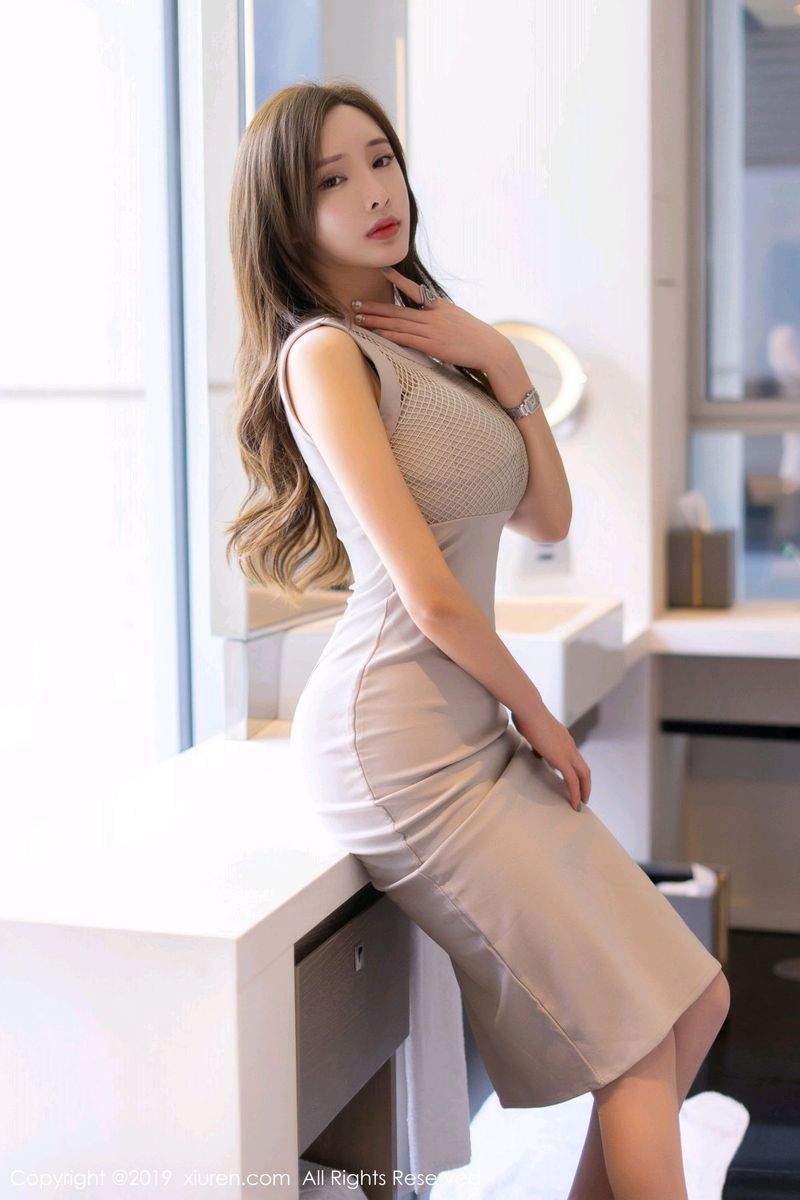 秀人网性感女神周妍希气质长裙&朦胧丝袜惹火媚态心愿旅拍