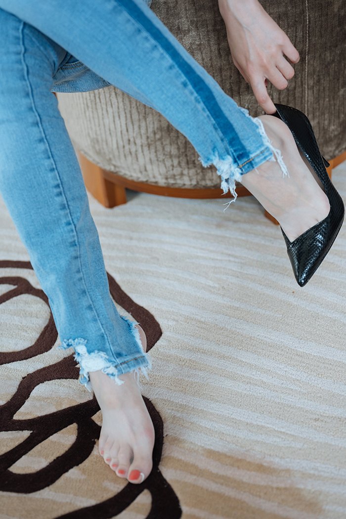 窈窕淑女梦心月牛仔包臀秀肉丝美脚