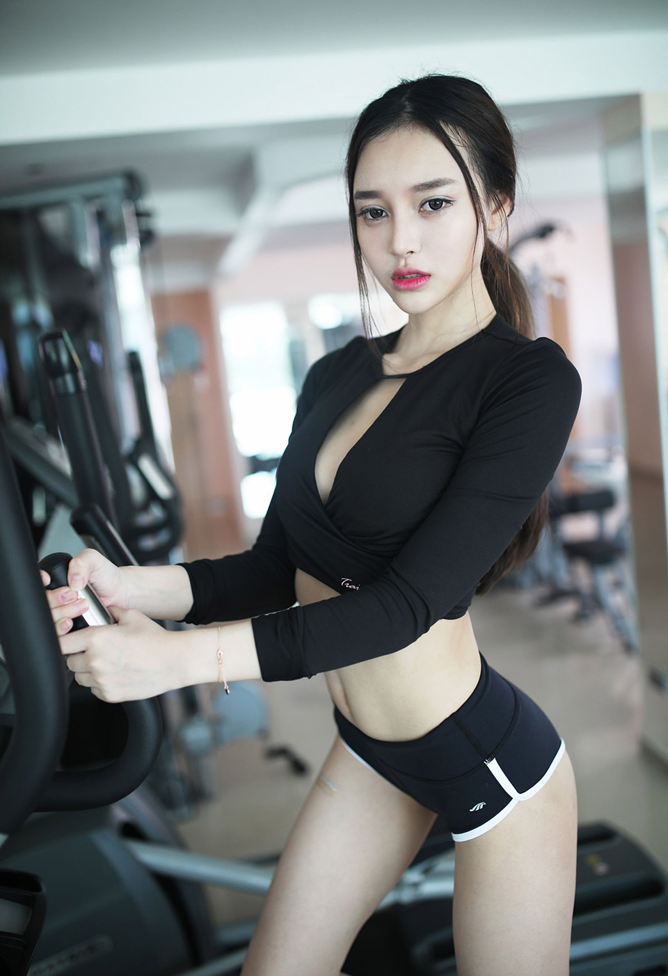 唐琪儿健身房里的性感小妖精