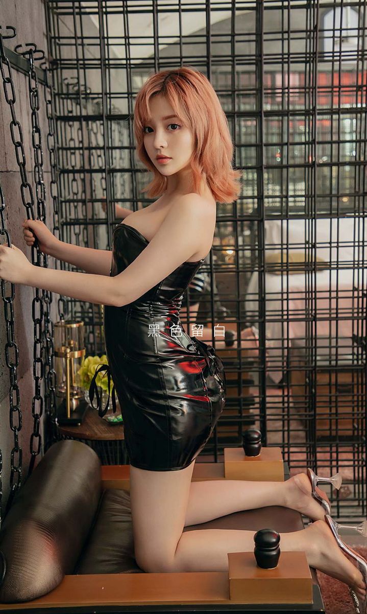 尤果网美女模特井酱baby黑色性感皮裙翘臀美腿欲望写真