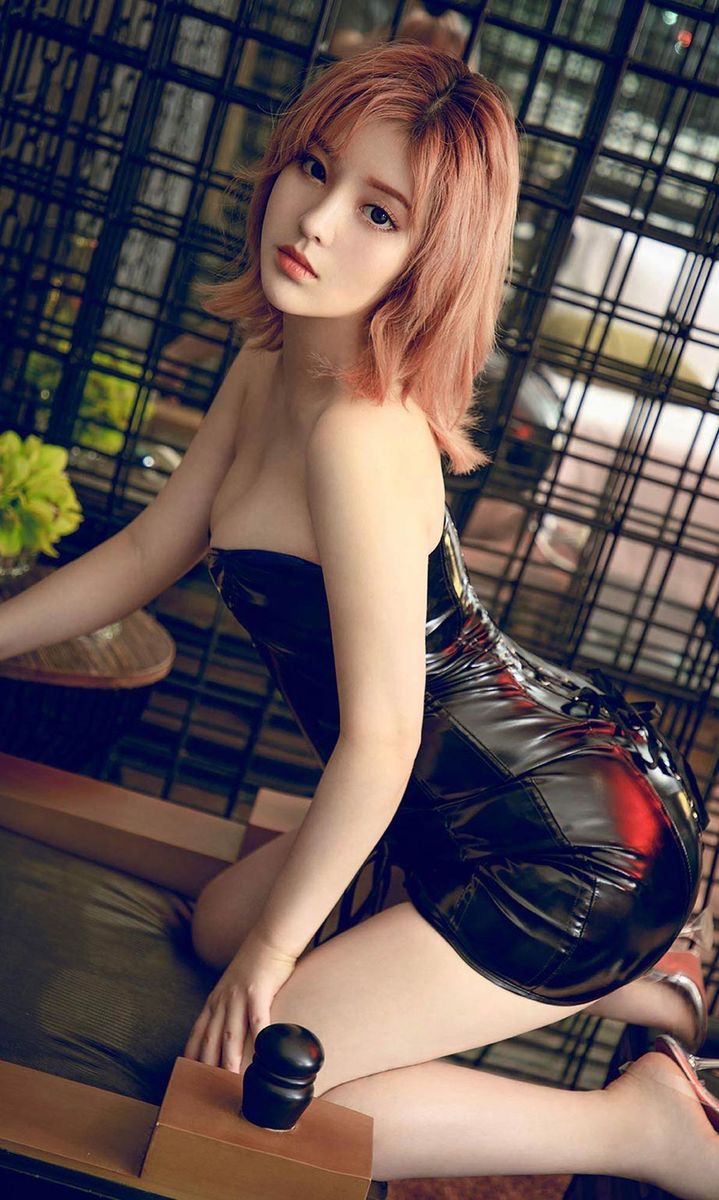 尤果网美女模特井酱baby白皙爆乳波涛胸涌豹纹长裙性感写真