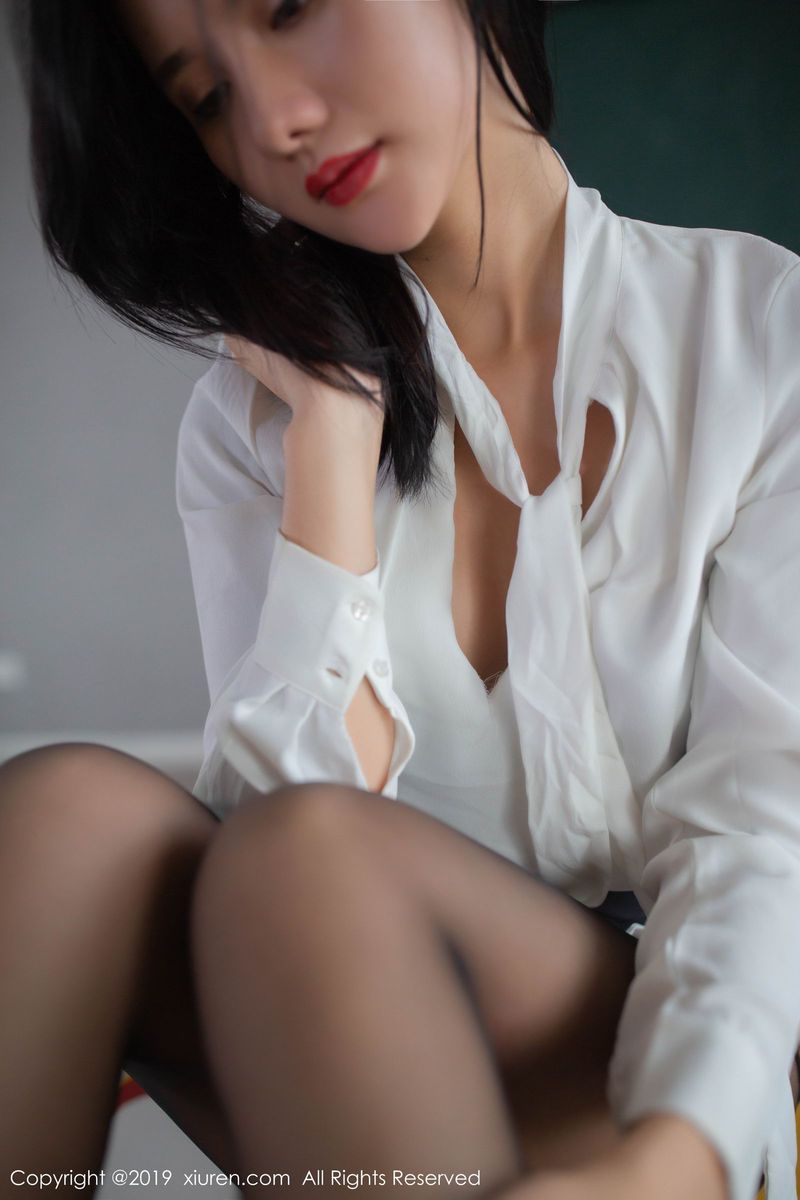 秀人网性感女神就是阿朱啊白衬衫黑丝美腿教师诱惑套图