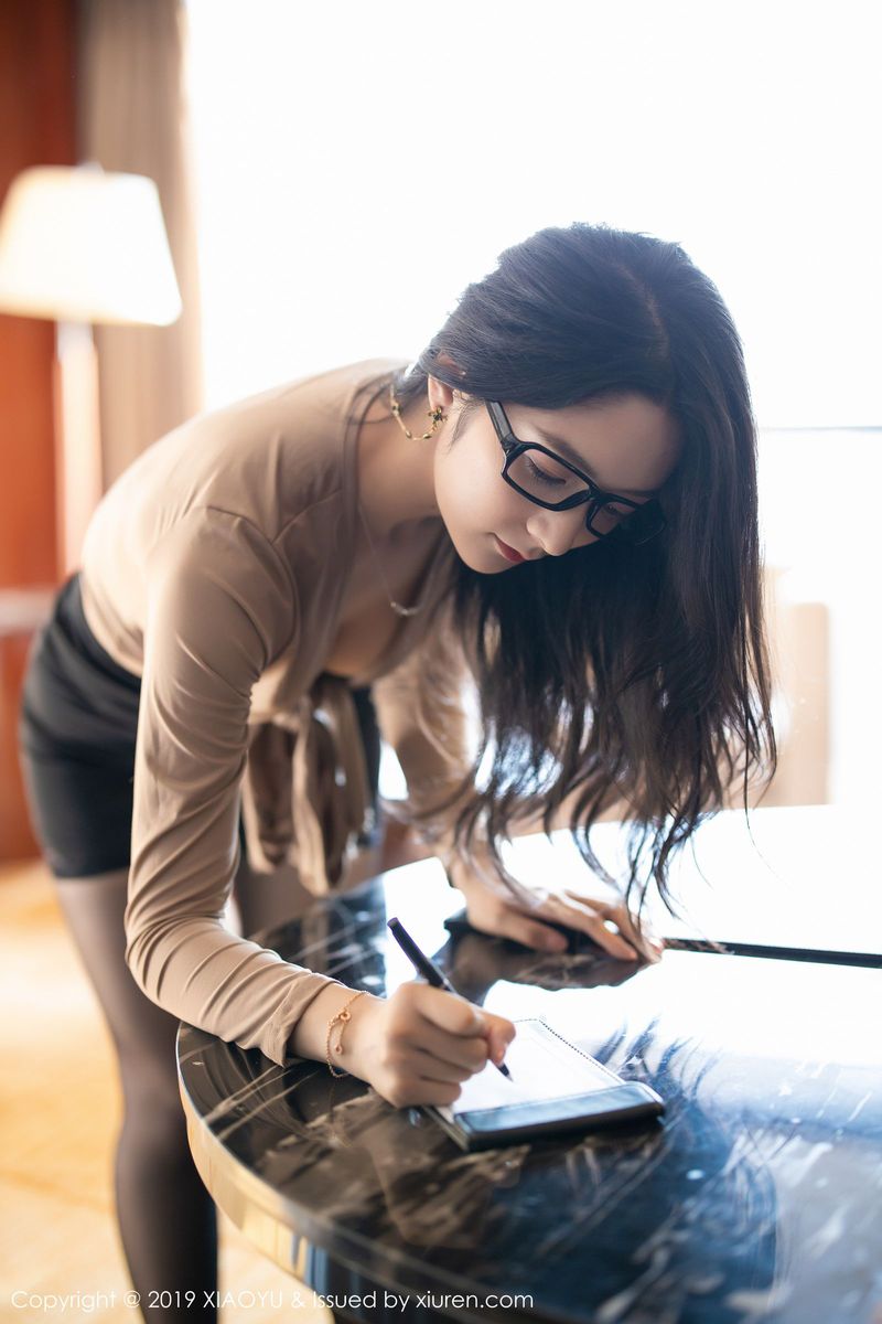 语画界美女模特Angela小热巴黑丝美腿女秘书制服性感美图