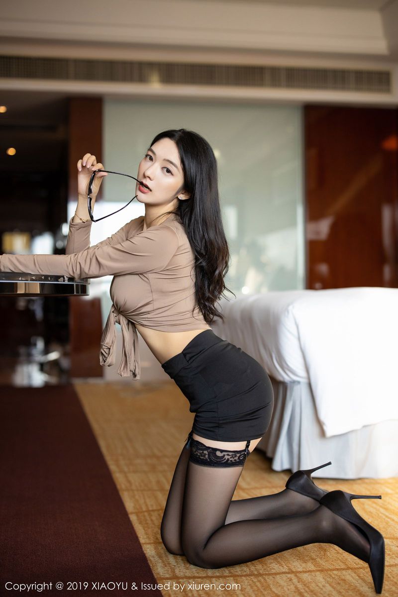 语画界美女模特Angela小热巴黑丝美腿女秘书制服性感美图