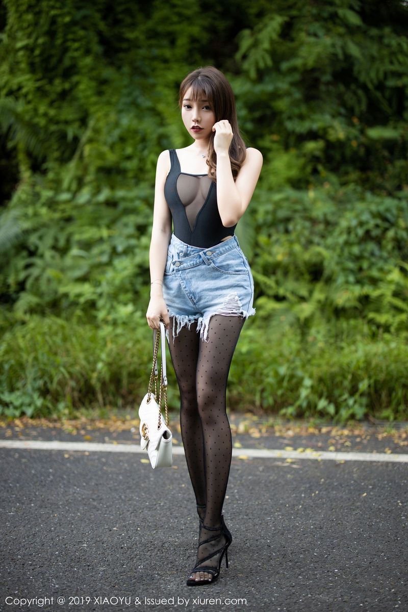 语画界性感女神芝芝Booty黑丝美腿室外剧情车拍系列套图