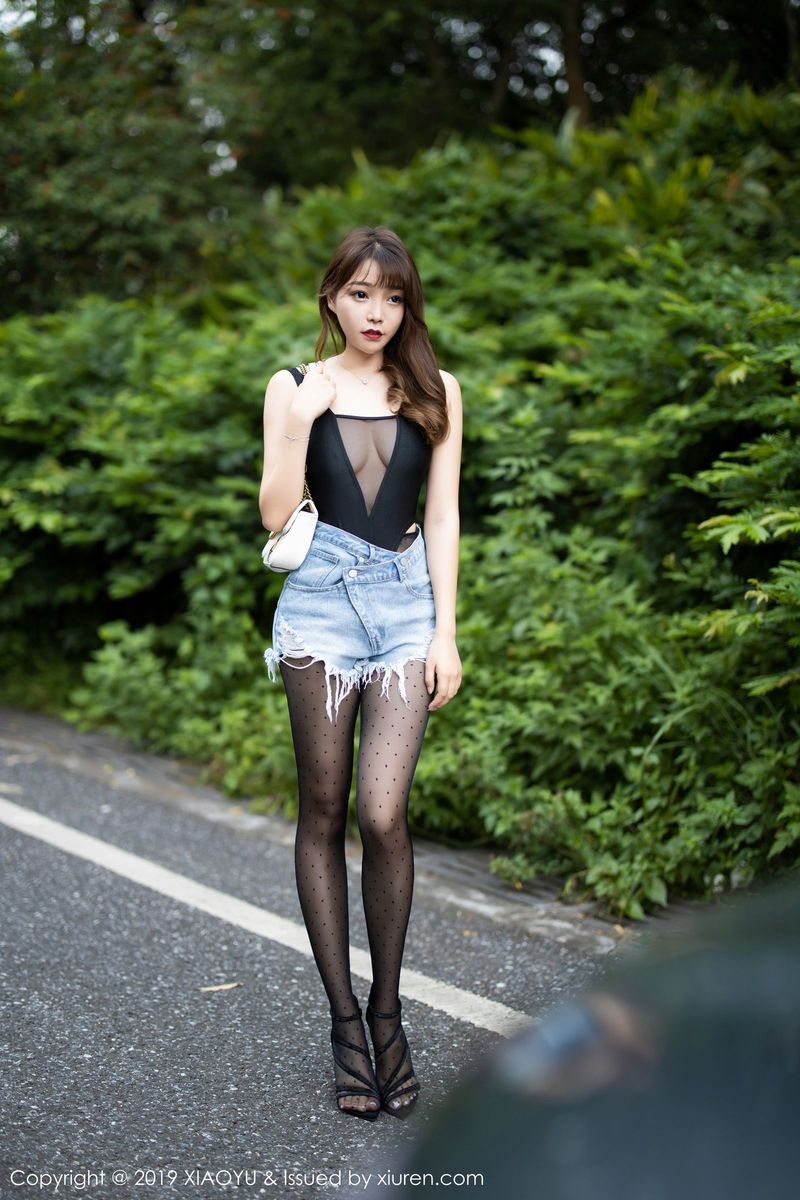 语画界性感女神芝芝Booty黑丝美腿室外剧情车拍系列套图