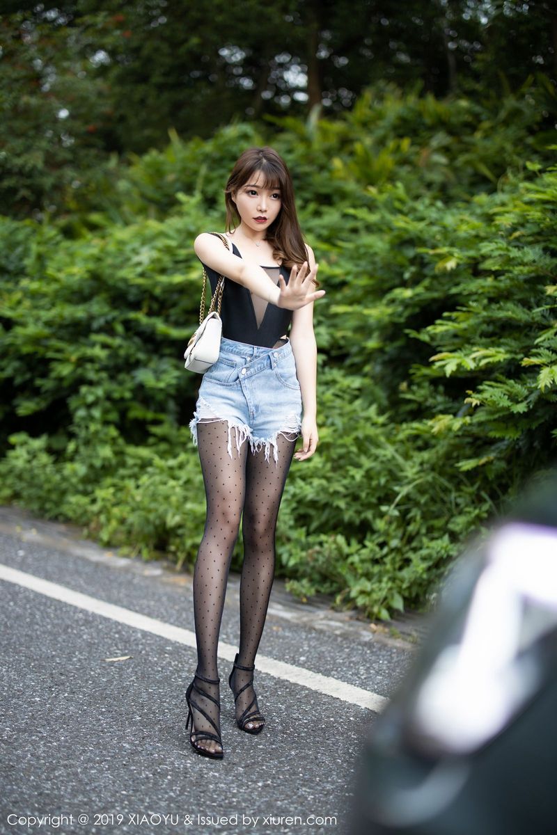 语画界性感女神芝芝Booty黑丝美腿室外剧情车拍系列套图