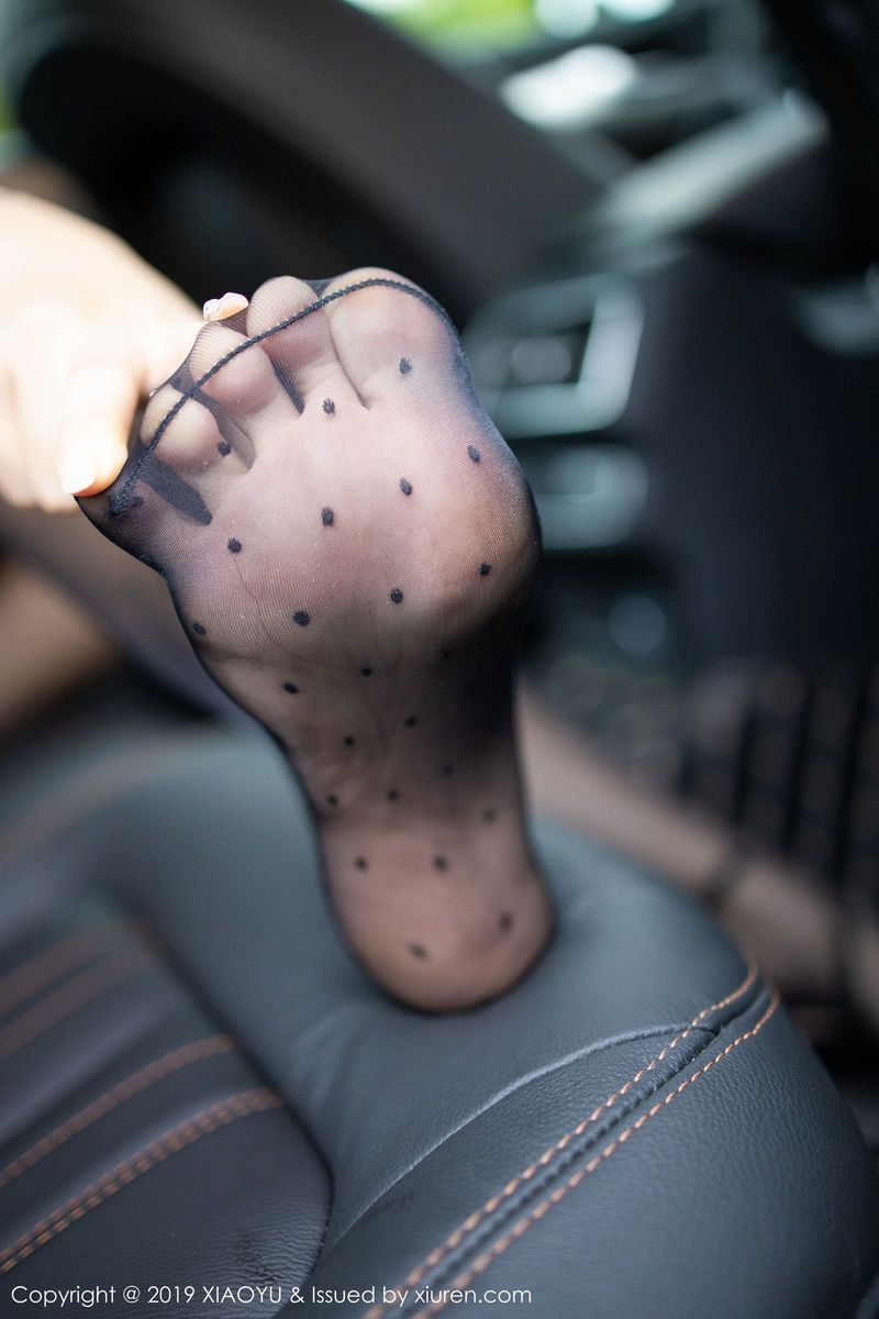 语画界性感女神芝芝Booty黑丝美腿室外剧情车拍系列套图