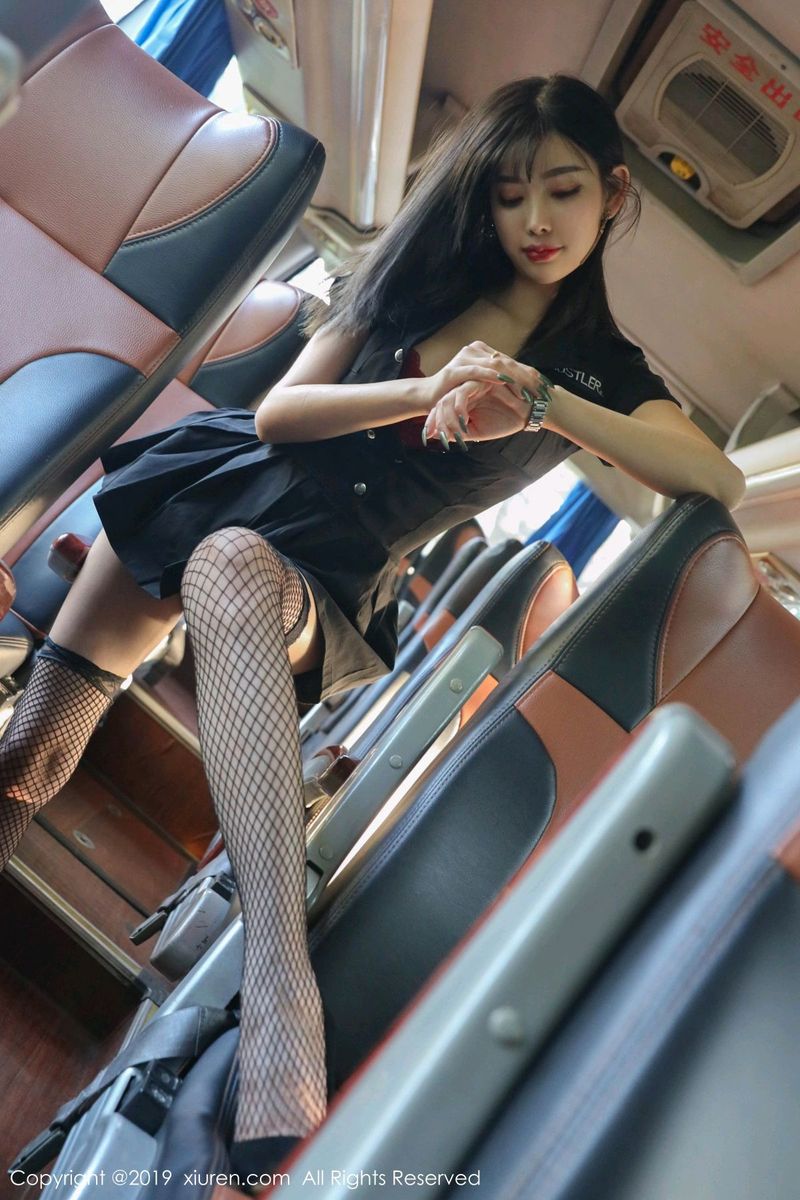 秀人网性感女神杨晨晨sugar黑丝美腿制服诱惑大巴车拍摄