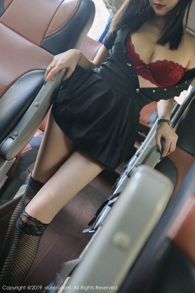 秀人网性感女神杨晨晨sugar黑丝美腿制服诱惑大巴车拍摄