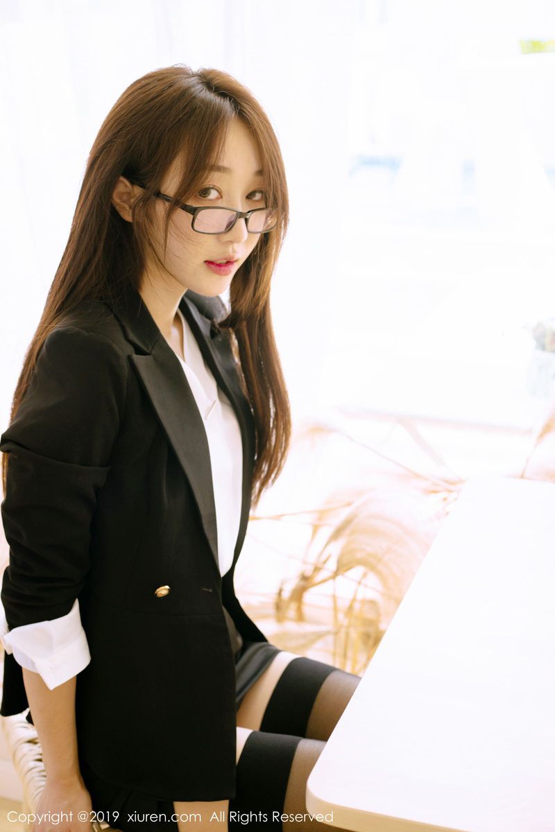 秀人网性感美女小九月职场OL女秘书装扮黑丝美腿心愿旅拍