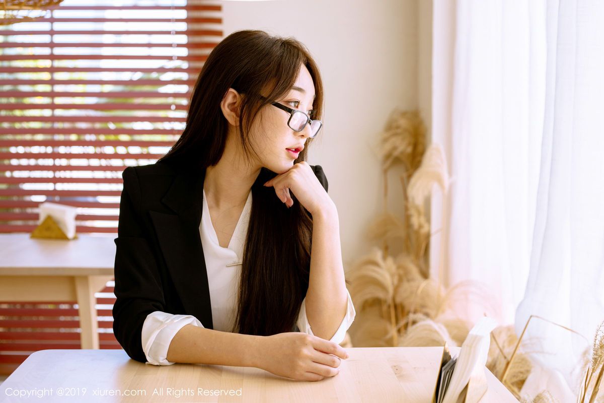 秀人网性感美女小九月职场OL女秘书装扮黑丝美腿心愿旅拍