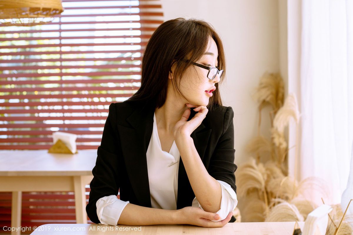 秀人网性感美女小九月职场OL女秘书装扮黑丝美腿心愿旅拍