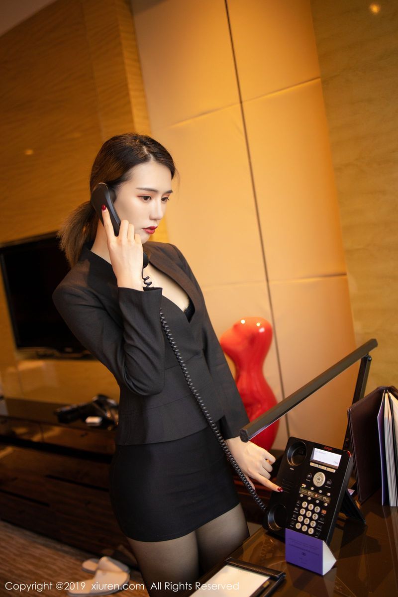 秀人网性感女神白子嫣nicky职场OL黑丝美腿女秘书装扮套图