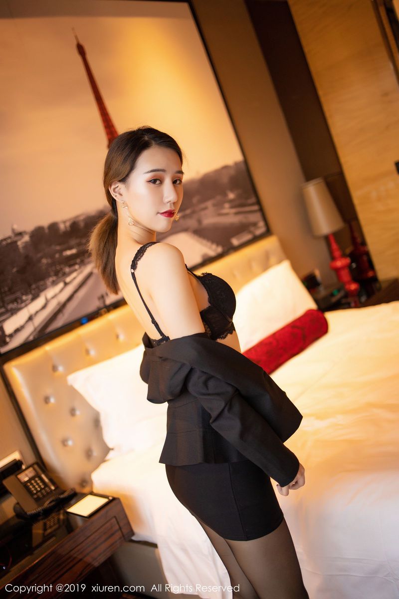 秀人网性感女神白子嫣nicky职场OL黑丝美腿女秘书装扮套图