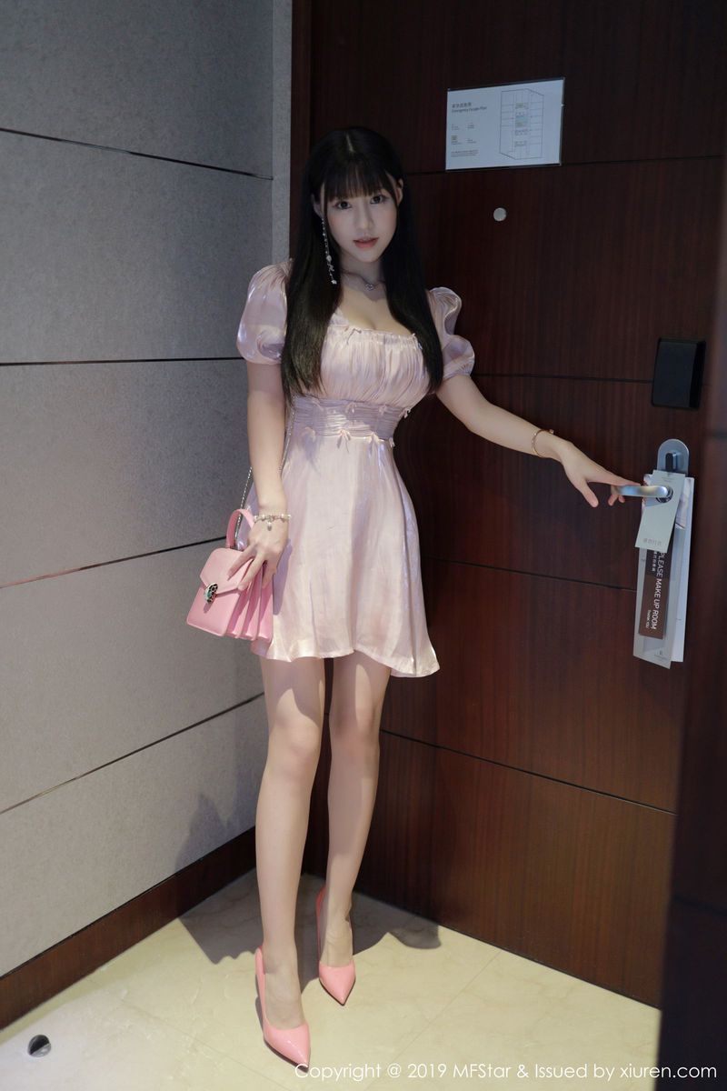 模范学院性感女神Barbie可儿童颜巨乳剧情模式私房魅惑写真