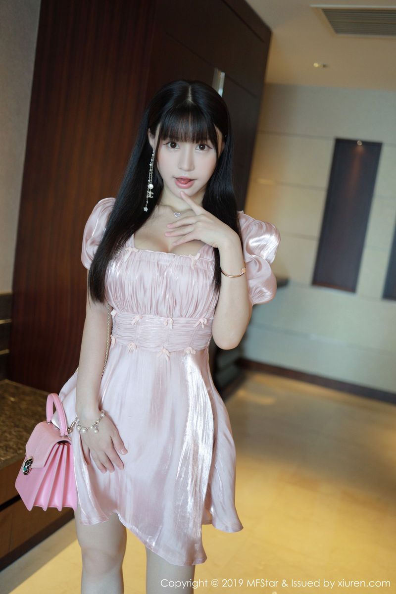 模范学院性感女神Barbie可儿童颜巨乳剧情模式私房魅惑写真