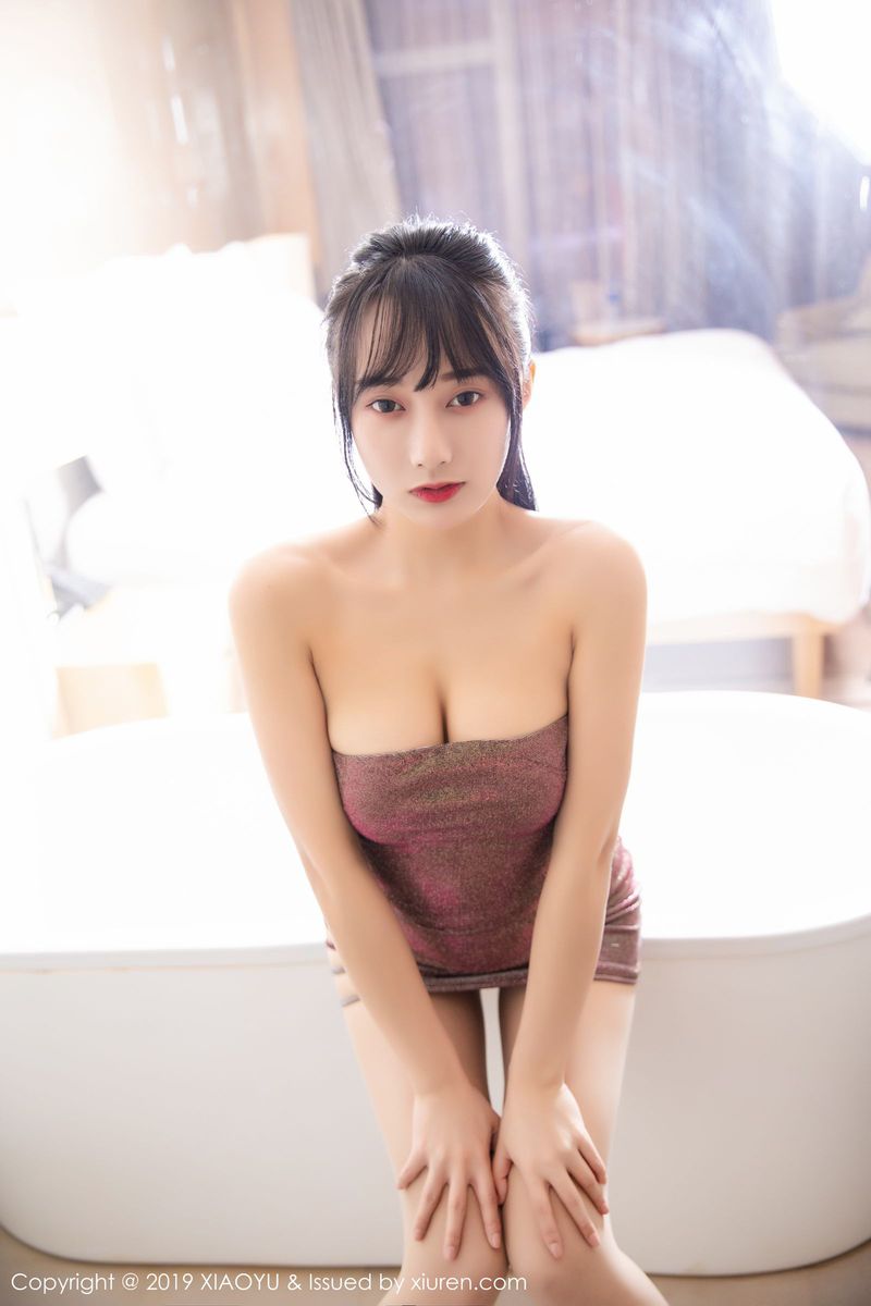 语画界性感女神何嘉颖肉色吊袜修长美腿爆乳翘臀私房写真