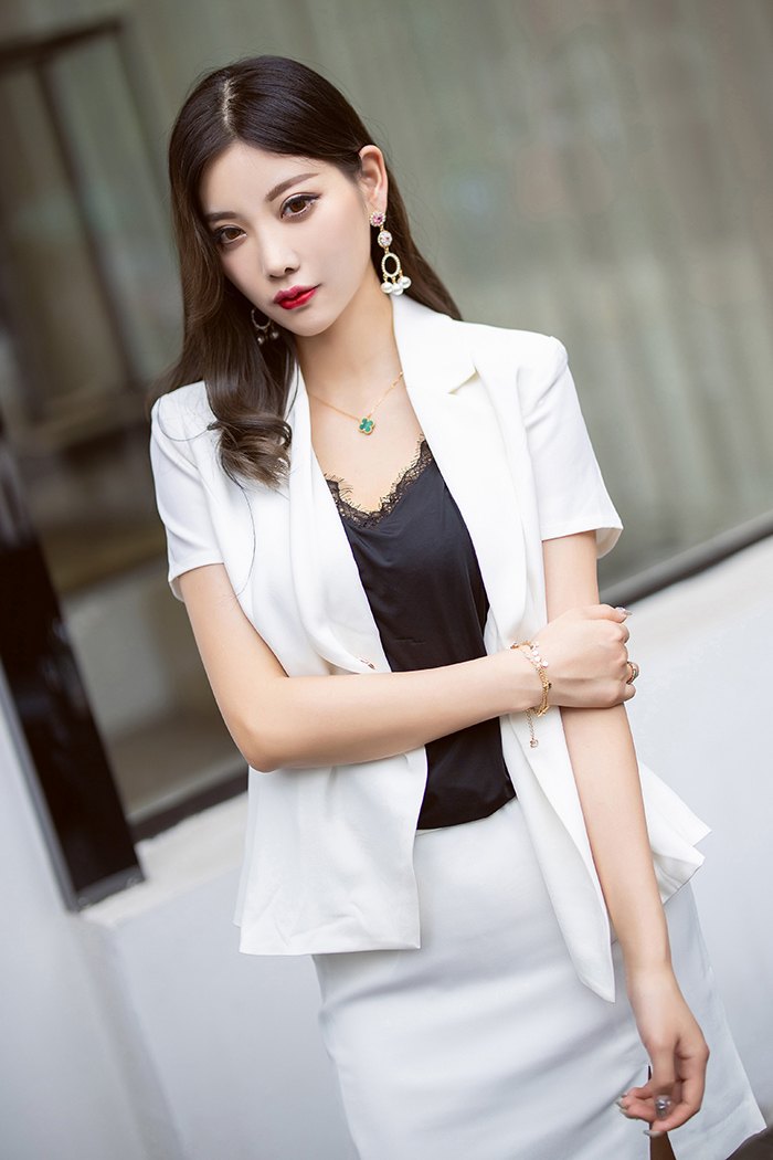 贴心秘书杨晨晨肉丝美足为你褪去疲劳