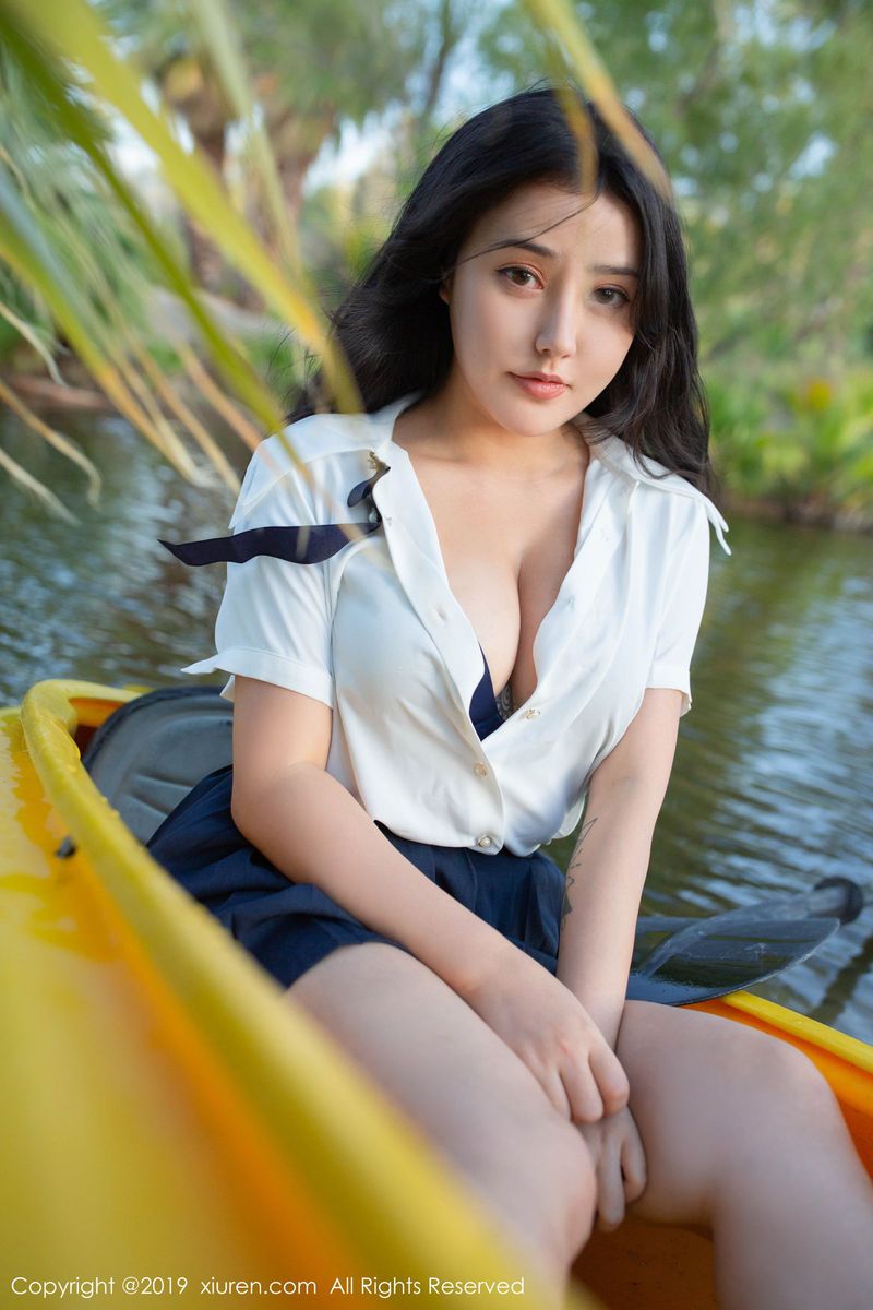 秀人网性感女神Manuela玛鲁娜室外学生装皮划艇主题美国旅拍