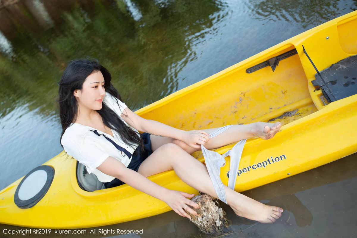 秀人网性感女神Manuela玛鲁娜室外学生装皮划艇主题美国旅拍