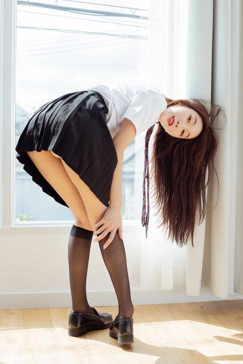 秀人网性感美女小九月学生装制服&黑丝美腿大尺度床照美图